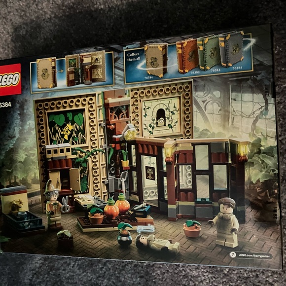 Lego 76834 Herbology Class - Picture 3 of 5